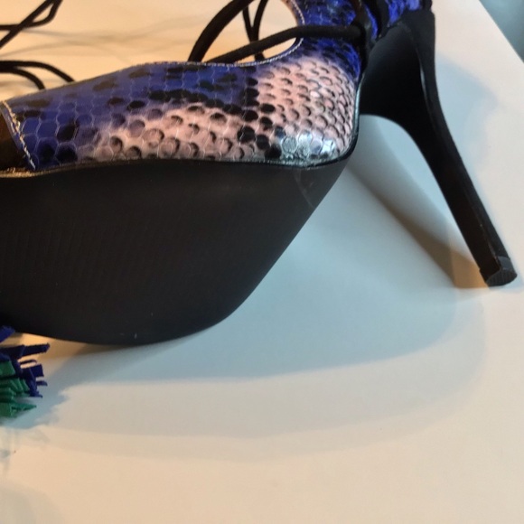 Brand new.Never worn tie up ankle snake pattern sandals gold, black,blue, green - Picture 8 of 9